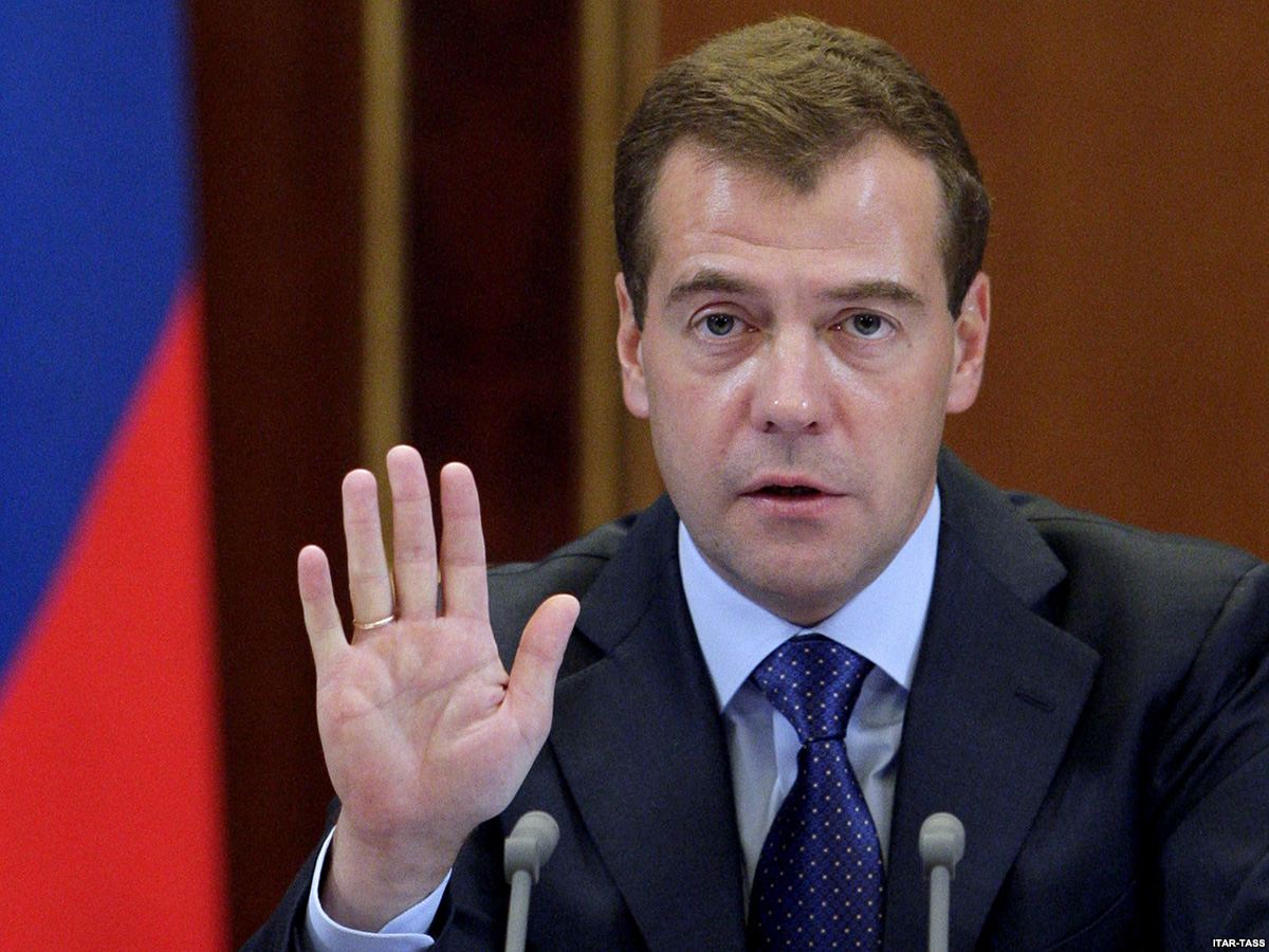Медведев назвал пять причин низкой эффективности труда в России