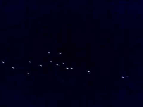 Танцующие синие огни в небе над Москвой: что это было?