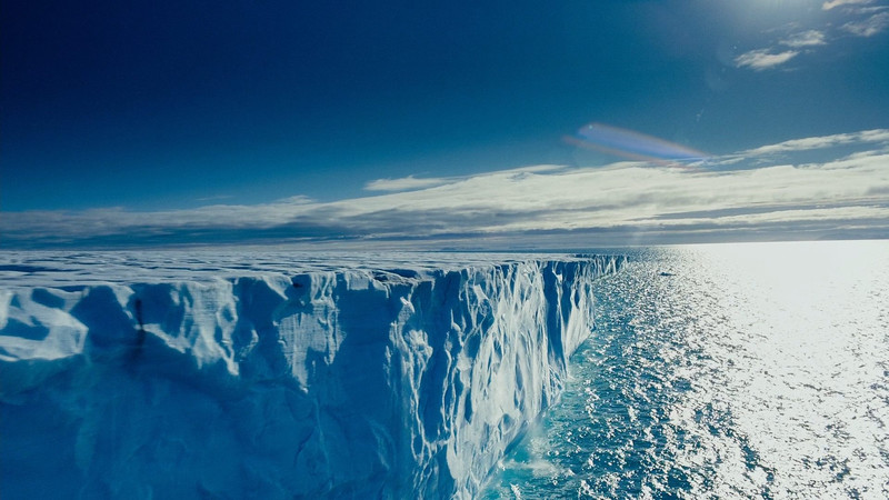 Пока мы спорили о глобальном потеплении, растаяло больше половины арктического льда