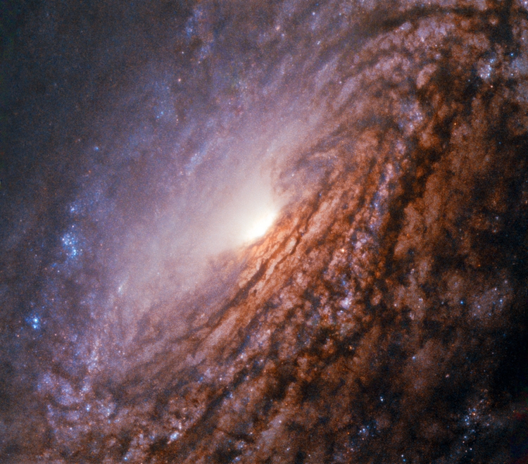 Фото дня: яркое «сердце» спиральной галактики