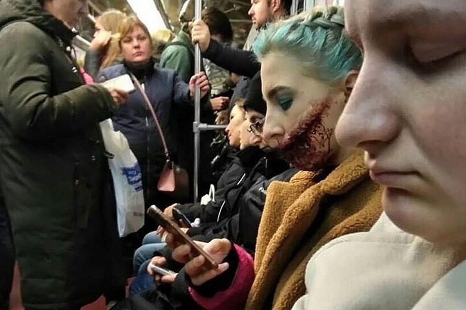 К Хэллоуину готова: пассажиров метро шокировала девушка с разорванной челюстью