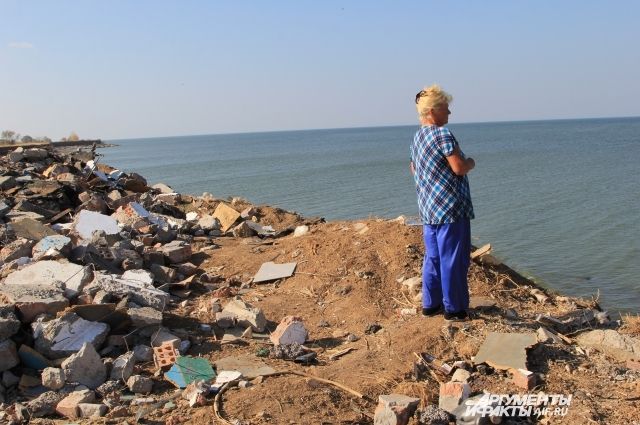 Спасались хламом. Жители хутора укрепляют берега мусором с атомной станции