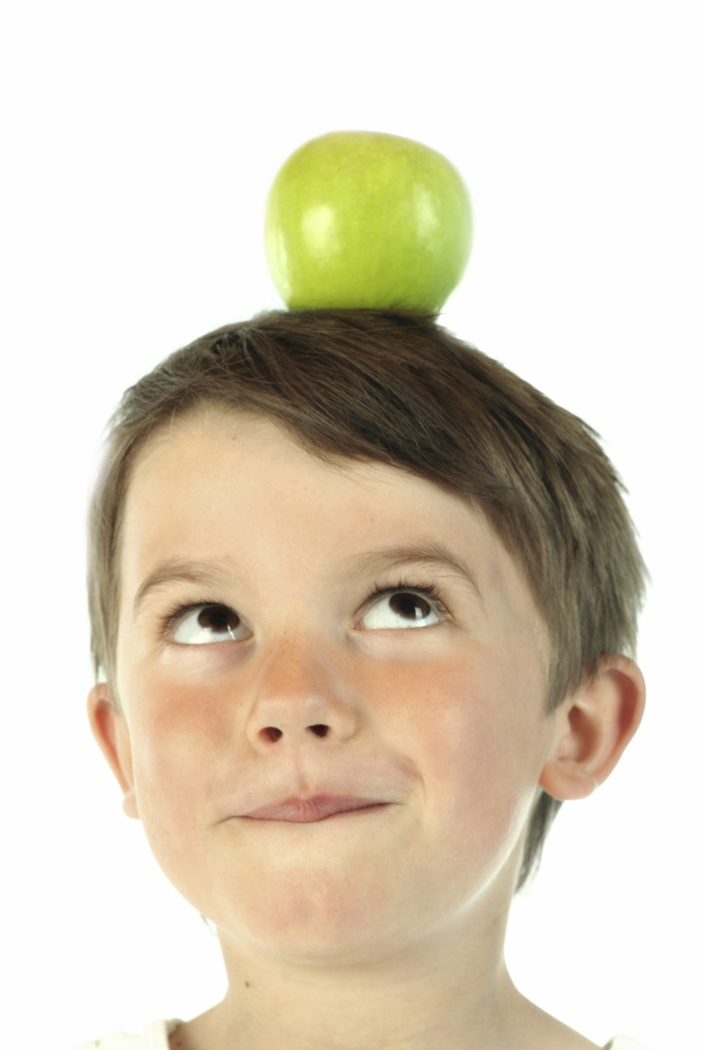 Мальчик доверил брату сбить яблоко со своей головы битой, но зря .