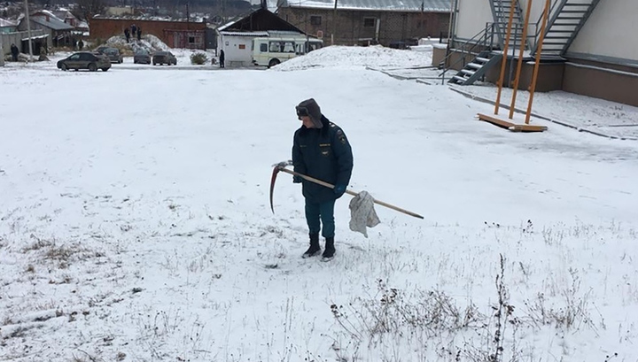 "Дело есть у нас": сотрудники МЧС на Урале косили торчащую из-под снега траву