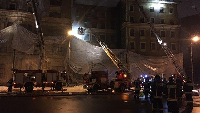 Пожар в здании рядом со Счетной палатой в центре Москвы ликвидирован