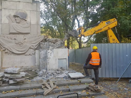 Жители Варшавы несут лампады к разрушенному памятнику советским воинам