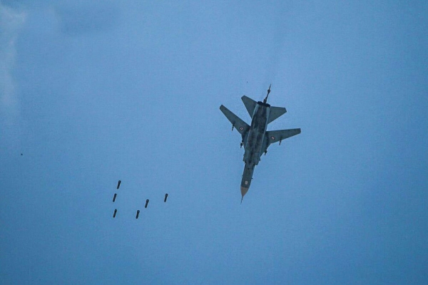 В небе Сирии сняли на видео Су-24М с неизвестным камуфляжем