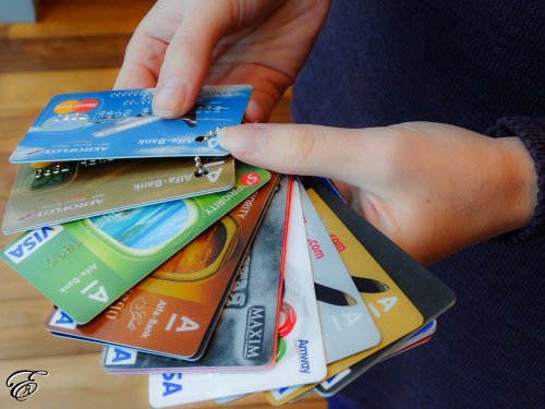 С 1 января владельцы банковских карт могут остаться без денег
