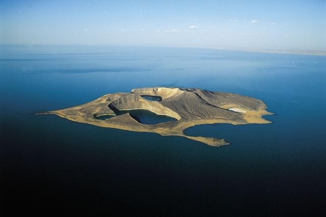 Самое большое в мире озеро посреди пустыни