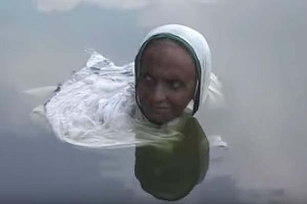 Женщина 20 лет сидит по шею в воде от рассвета до заката