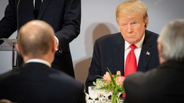 Теплая улыбка Трампа и большой палец Путина: как прошла встреча лидеров в Париже