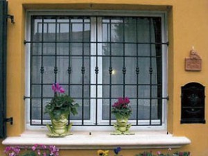 Сварные или кованые решетки на окна. Какие лучше?