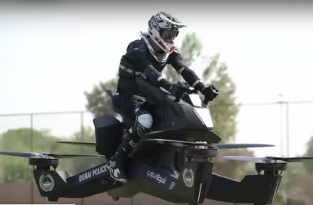 Полиция Дубая получила первый летающий мотоцикл, разработанный в России.