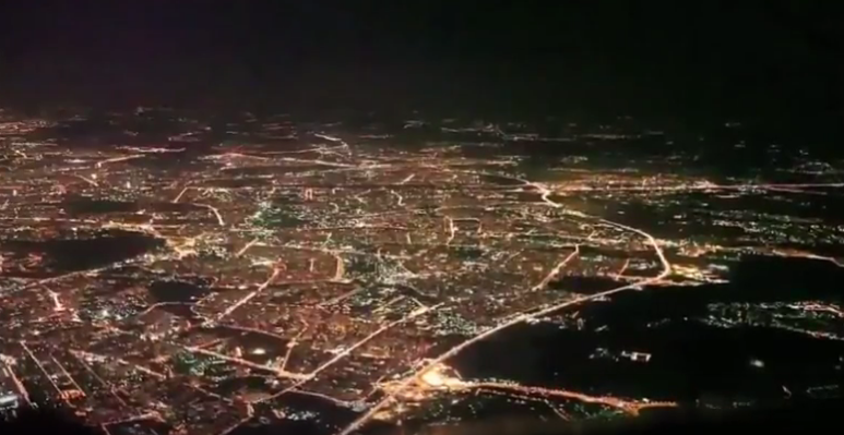 Ночная Москва глазами пилотов - красивая посадка самолета.