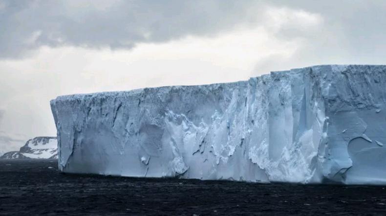 Крупный айсберг откололся из-за «солнечного распыления»