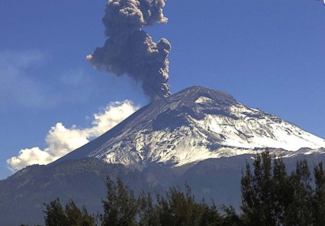 В Мексике продолжается извержение вулкана Попокатепетль
