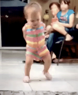 Как танцует эта маленькая девочка!