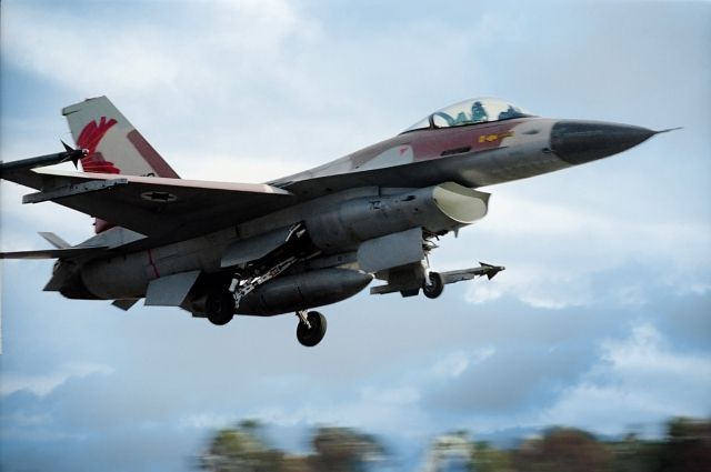 В небе над Сирией сбит израильский военный самолет – источник