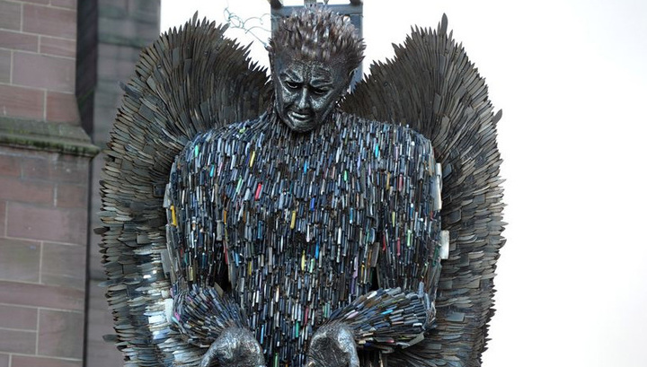 В Ливерпуле установили скульптуру ангела из 100 тысяч конфискованных ножей
