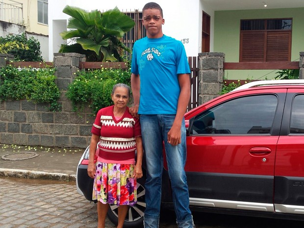 В 19 лет бразилец уже вымахал на 220 см и он продолжает расти