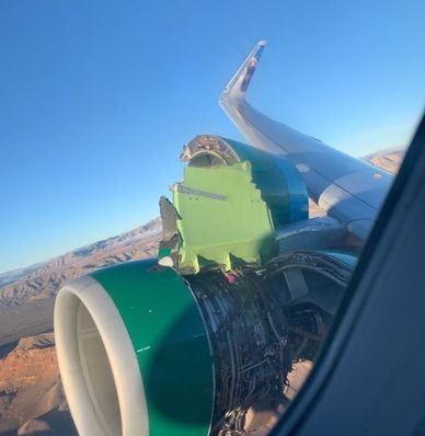 Самолет лишился обшивки двигателя по пути из Лас-Вегаса в Тампу. Видео