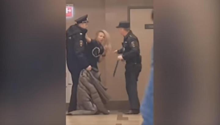 Пьяная пассажирка дала отпор двум полицейским в аэропорту Красноярска