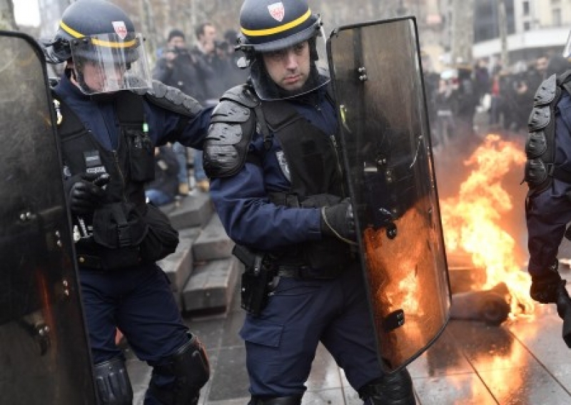 МИ-6 заметает следы? The Times обвиняет Россию в разжигании протестов во Франции