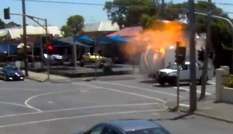 Человек исчезает на видео прямо перед взрывом машины