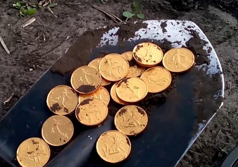 Клад золотых момент обнаружен в Грузии во время похорон
