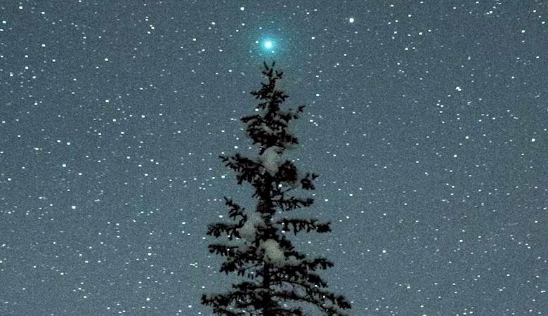 «Рождественская» комета загорелась на вершине елки