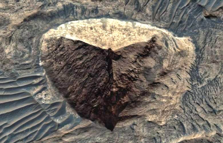 Таинственную пирамидальную структуру нашли на Марсе