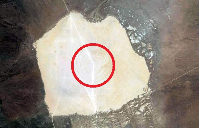 Непонятные круги обнаружили в высохшем озере возле Зоны 51