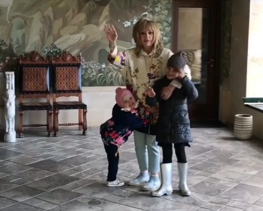 Алла Пугачева предложила сравнить фото своей бабушки и дочки