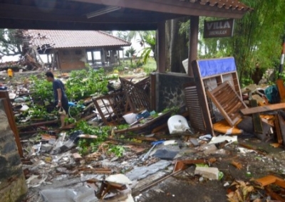 Индонезию накрыло цунами, погибли 222 человека