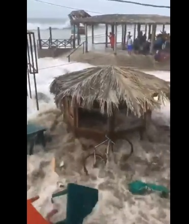 На побережье Перу обрушились огромные волны