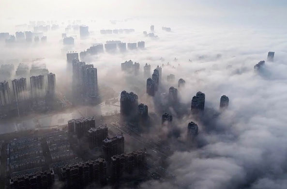 Туман превратил китайский город в сказку