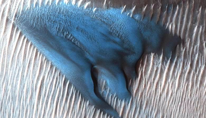 НАСА нашло на Марсе необычные синие пески