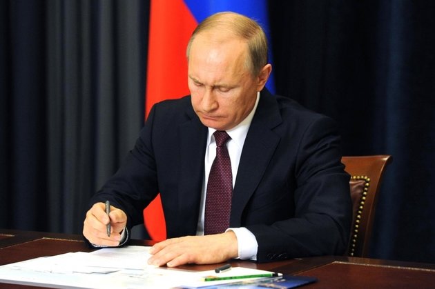 Путин ограничил сумму долга по потребительским кредитам