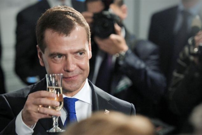 Подарочная экономика Медведева желает счастья нам!