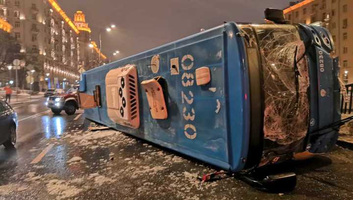 Рейсовый автобус завалился на бок в центре Москвы