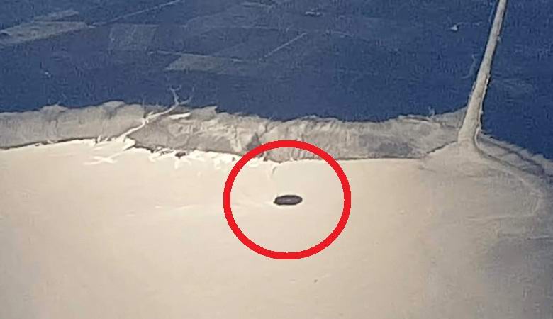 Странный плавающий объект сняли из окна самолета