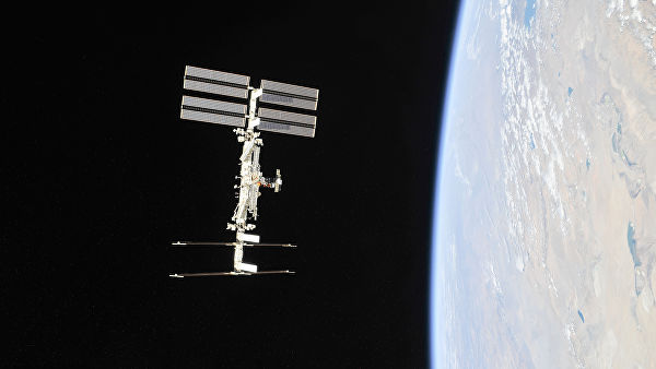 Высоту орбиты МКС увеличат почти на два километра, сообщил источник