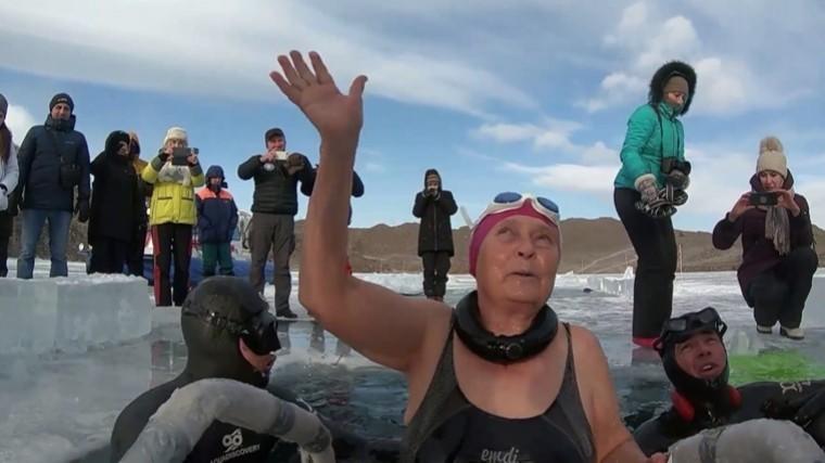 77-летняя пенсионерка проплыла подо льдом Байкала