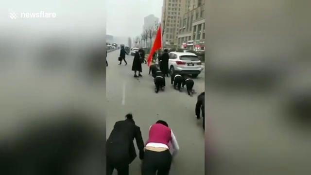 Сотрудников китайской компании заставили ползать по улице в качестве наказания