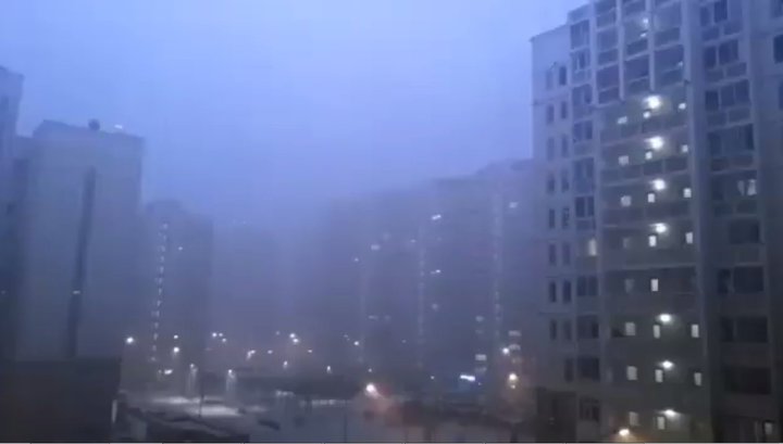 Гром и молния в снегу: москвичи наблюдали редкое природное явление