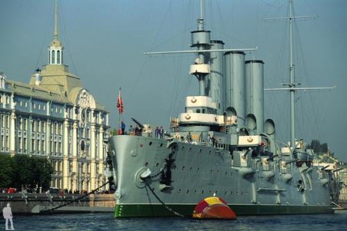 У петроградской набережной находится один из самых узнаваемых символов Санкт-петербурга - крейсер "Аврора".