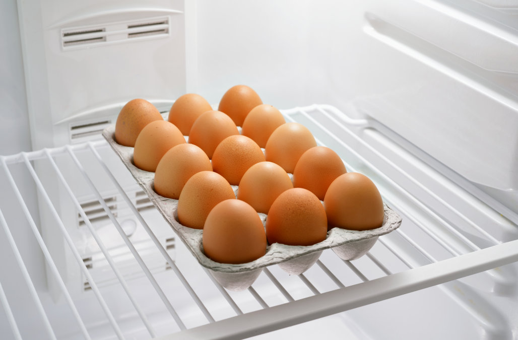 Как хранить вареные и сырые яйца в холодильнике