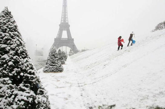 Сильный снегопад во Франции оставил без света десятки тысяч домов