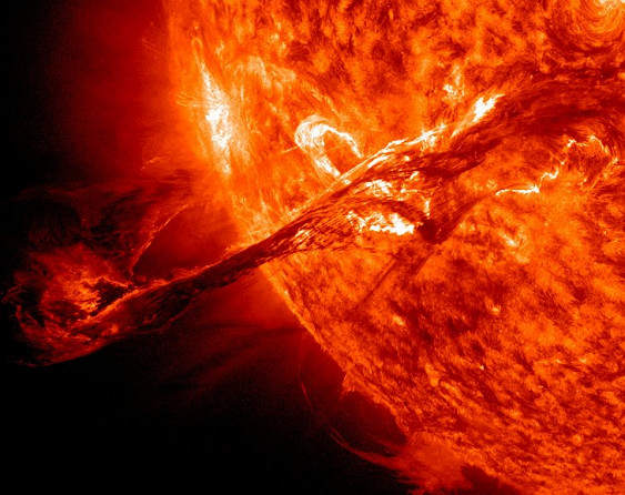 Ученые заявили о сжигании линии магнитного поля Земли ударной волной от Солнца .