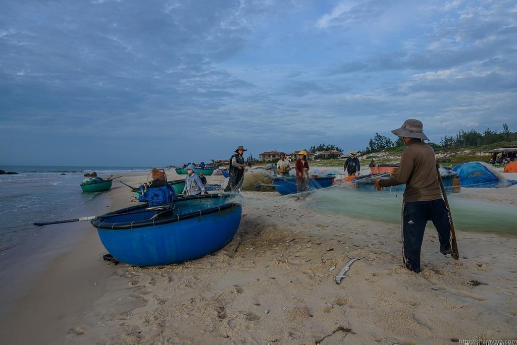 Во Вьетнаме рыбак поймал в сети секретную китайскую торпеду. Видео